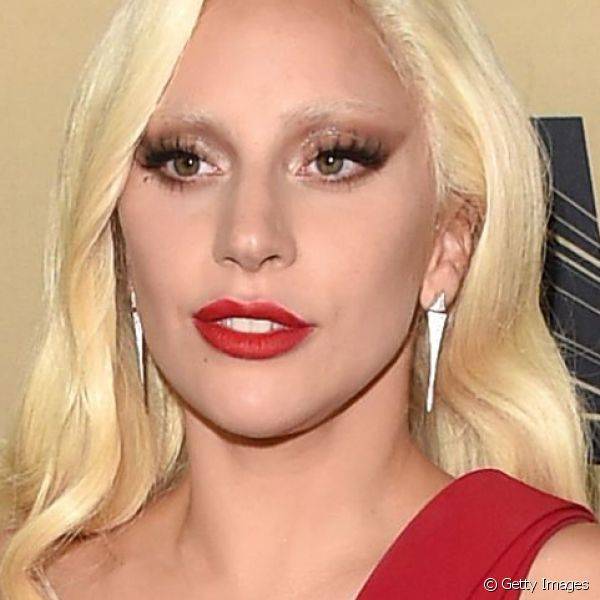 O look vermelho total foi o escolhido pela cantora Lady Gaga para comparecer ao evento